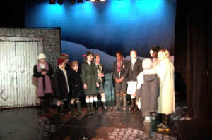 WDTWChildrenOutsideBarnl.jpg (42333 bytes)