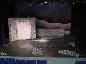 WDTWoutsideBarnl.jpg (45067 bytes)